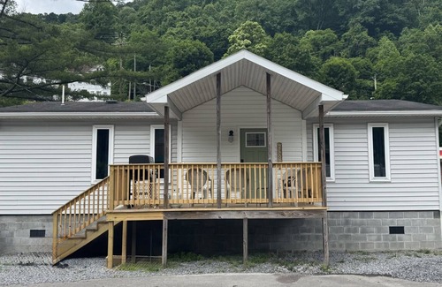 Kyle House | The Fireball is a charming 2-bedroom bungalow in Northfork with WiFi, AC