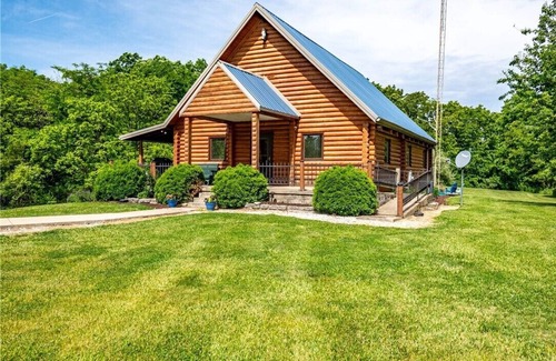 Sullivan Cabin | The Firefly Lodge – A Cozy Lake Retreat in Sullivan, IL