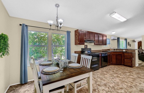 Westminster House | The Five Acre Woods - Charming 3-bedroom house in Whitewright with WiFi and AC