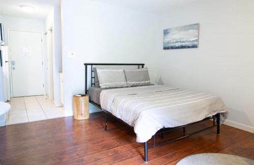 Harrison Hot Springs Apartment | The Flats at Cedar Springs with Full Kitchen and Steps to Lake