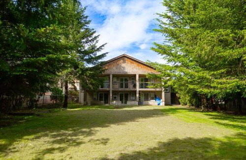 Harrison Hot Springs Apartment | The Flats at Cedar Springs with Full Kitchen and Steps to Lake