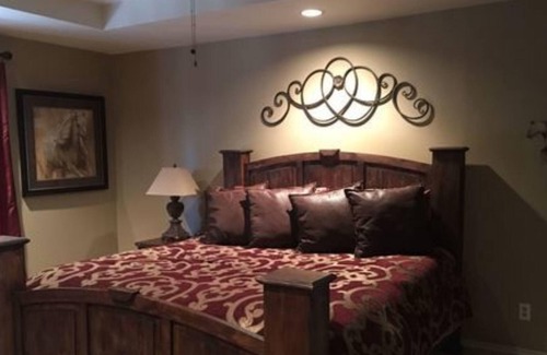 Uvalde Bed & Breakfast | The Flight Deck Room