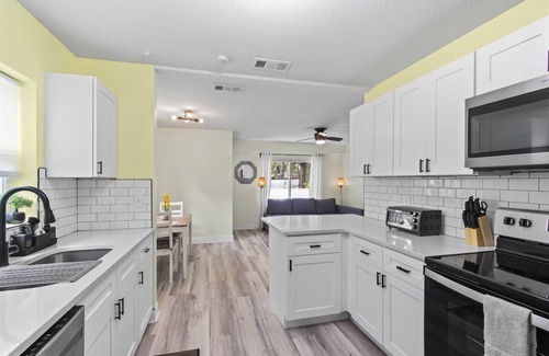 Old Seminole Heights House | The Flora Retreat - 1 mile from zoo, Fast Wifi