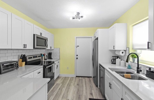 Old Seminole Heights House | The Flora Retreat - 1 mile from zoo, Fast Wifi