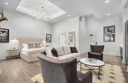 Cullman Hotel | The Founders Suite. 5 Minutes to I65!