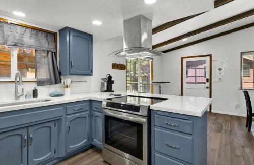 Whispering Forest House | The Fox Den Big Bear ~ Modern Mountain View Retreat w/Hot Tub