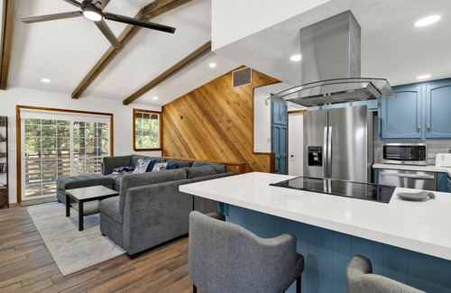 Whispering Forest Cabin | The Fox Den Big Bear ~ Modern Mountain View Retreat w/Hot Tub