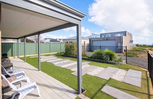 Geographe House | The Foxes Den- secure yard, WIFI