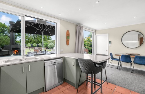 Martinborough Cottage | The Frost Pot, Spa, Patenque Court, Pizza Oven, Outdoor fire, Private