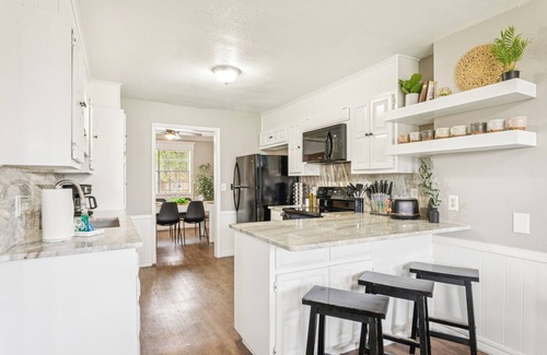 Broken Arrow House | The Full House—10 beds~Near Rose District~Shuffleboard~Poker Room~Game Room