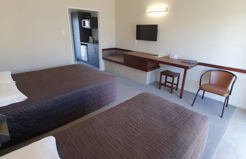 Hawera Hotel | The Furlong
