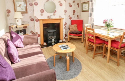 Brading Cottage | THE FURLONGS, family friendly, with a garden in Brading