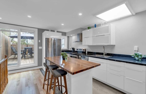 Church and Wellesley Hotel | The Galleria - 3BR Suite