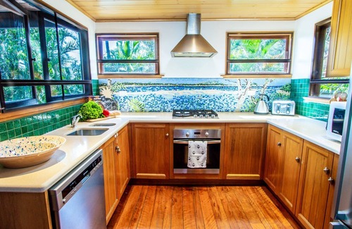 Seventeen Seventy House | The Gallery 1770 waterfront - directly across from a calm water beach, pet welcome