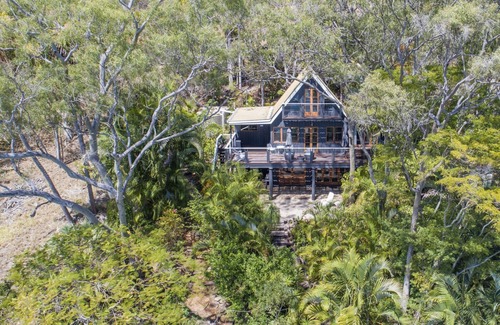 Seventeen Seventy House | The Gallery 1770 waterfront - directly across from a calm water beach, pet welcome