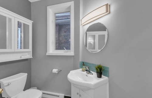 Church and Wellesley House | The Gallery - Designer 3BR - Downtown
