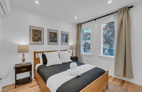 Church and Wellesley House | The Gallery - Designer 3BR - Downtown