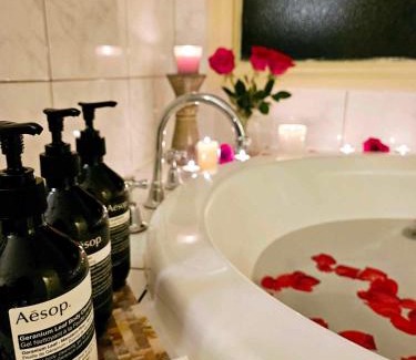 North Tamborine House | The Gamekeepers Spa Cottage in Tamborine Mountain