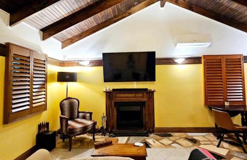 North Tamborine House | The Gamekeepers Spa Cottage in Tamborine Mountain