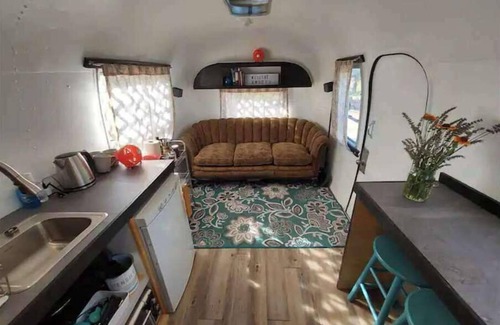 Bend House | The Garden Airstream (No cleaning fee)