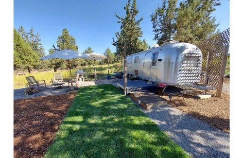 Bend House | The Garden Airstream (No cleaning fee)