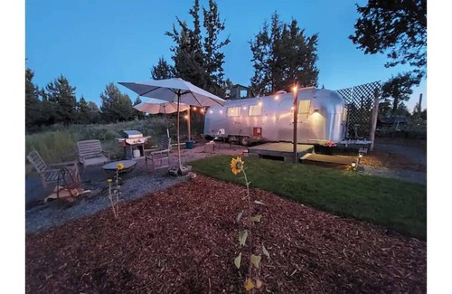 Bend House | The Garden Airstream (No cleaning fee)