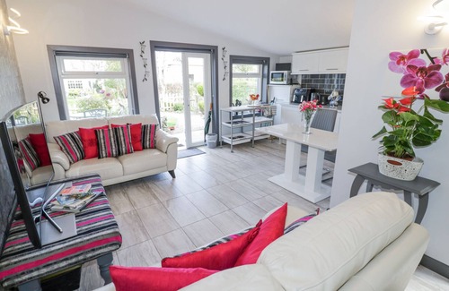Long Marston Cottage | THE GARDEN HOUSE, pet friendly, with a garden in Lower Quinton