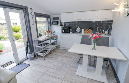 Long Marston Cottage | THE GARDEN HOUSE, pet friendly, with a garden in Lower Quinton