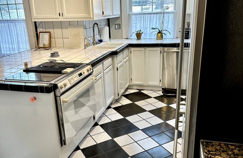 Benson House | The Garden Loft Bungalow- Dundee Close To Everything Omaha!
