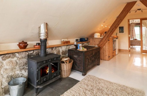 Penryn Apartment | THE GARDEN STUDIO, pet friendly, character holiday cottage in Mabe