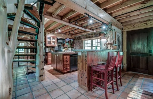 Edmond House | The Gate House, 1 Bedroom Cabin - Edmond, OK