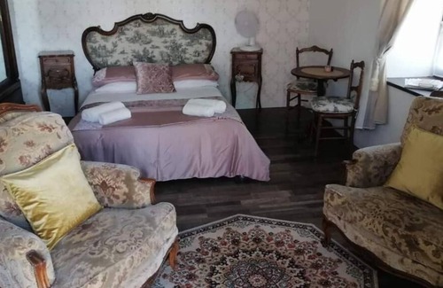 Taize-Maulais Apartment | The Gatekeepers Cottage single room studio appartment, kitchen, bathroom