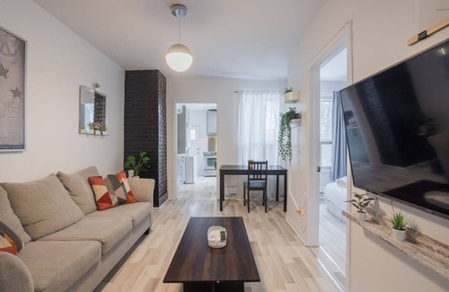 Griffintown Apartment | The Gathering Loft | 4BR Cozy-Chic Escape