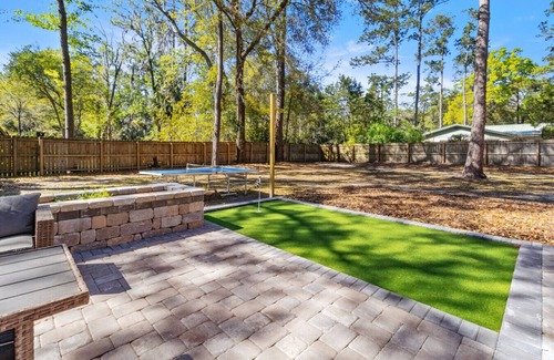 Springtree House | The Gator Getaway- Huge Backyard