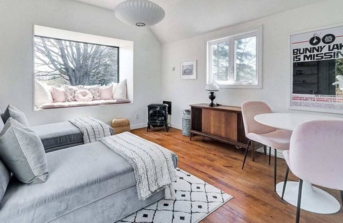 Picton House | The Gem - Beautiful farmhouse with hot tub!