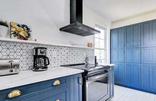 Picton House | The Gem - Beautiful farmhouse with hot tub!