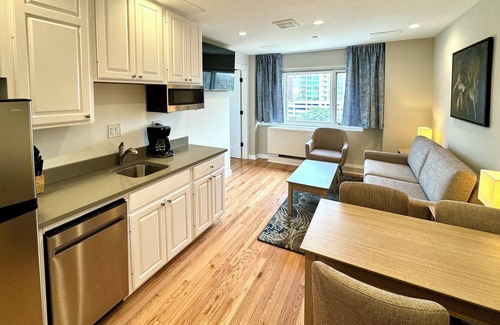 Evanston Apartment | The Gem Museum Suites