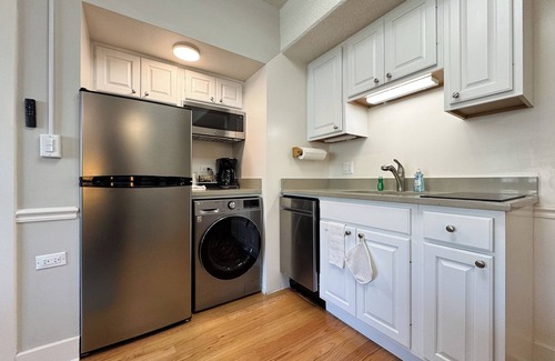 Evanston Apartment | The Gem Museum Suites