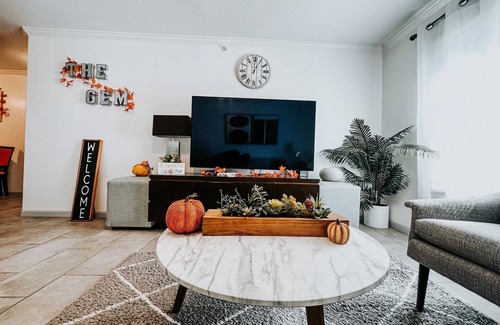 Quincy Apartment | “The Gem” walking distance to downtown and both hospitals!