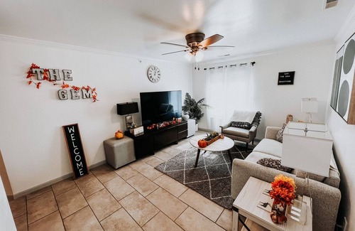 Quincy Apartment | “The Gem” walking distance to downtown and both hospitals!