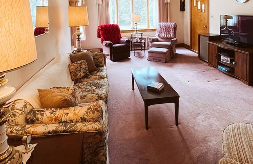 Paxinos House | The George House: A Mid Century Retreat (5 min from Knobles)