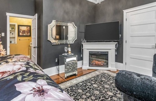 Cobourg Apartment | The Glamour Suite at Lakehurst