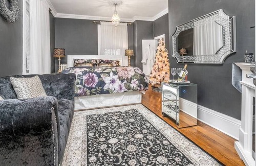 Cobourg Apartment | The Glamour Suite at Lakehurst