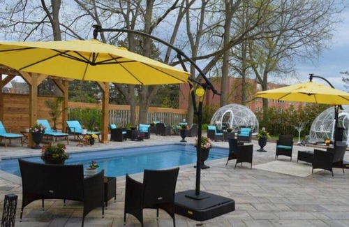 Cobourg Apartment | The Glamour Suite at Lakehurst