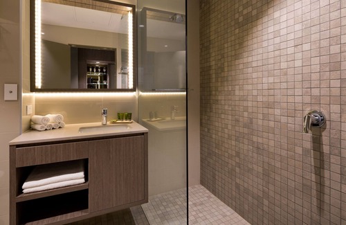 Eight Mile Plains Hotel | The Glen Hotel & Suites