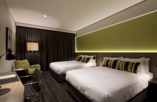 Eight Mile Plains Hotel | The Glen Hotel & Suites