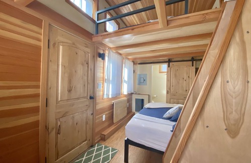 Lyons Resort | The Golden Aspen – Tiny Retreat on the River, Minutes from Rocky Mountain Park