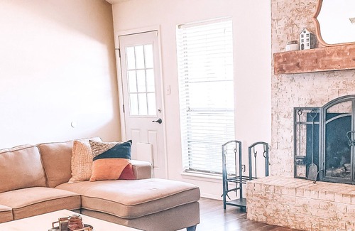 Abilene House | The Golden Inn - Cozy & Pet Friendly, Near Expo Center & Abilene Zoo