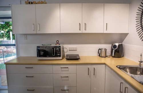 Hermit Park Apartment | The Good Place-private studio apartment with pool