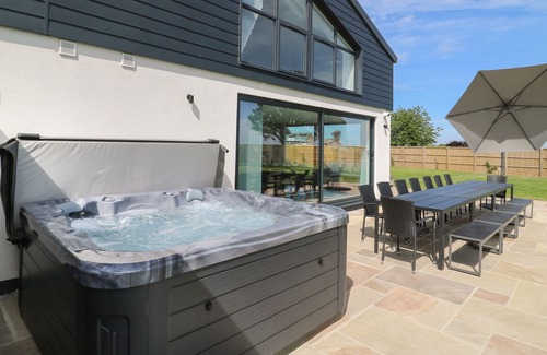 Selby Cottage | THE GRANARY, family friendly, with hot tub in Drax, North Yorkshire